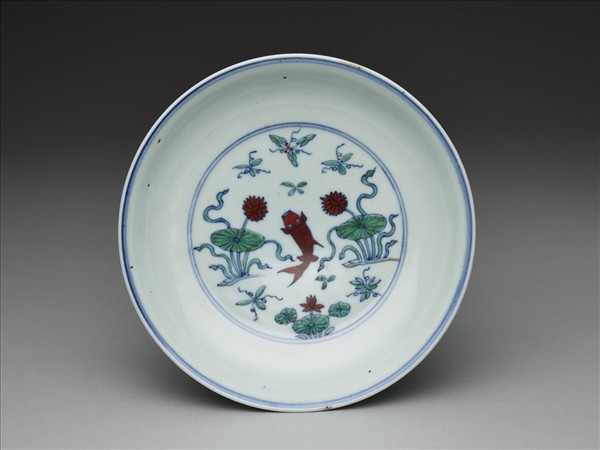 鬥彩蓮塘魚藻紋盤