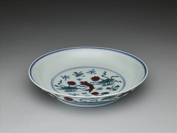 鬥彩蓮塘魚藻紋盤