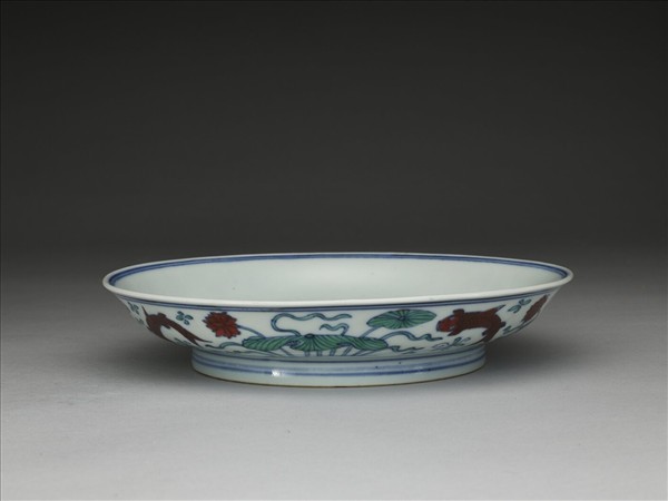 鬥彩蓮塘魚藻紋盤