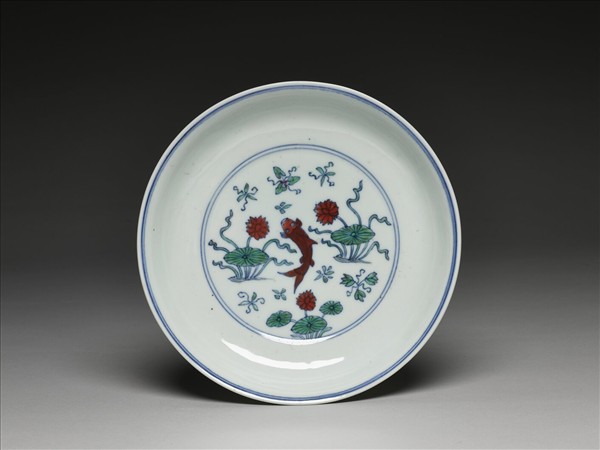 鬥彩蓮塘魚藻紋盤