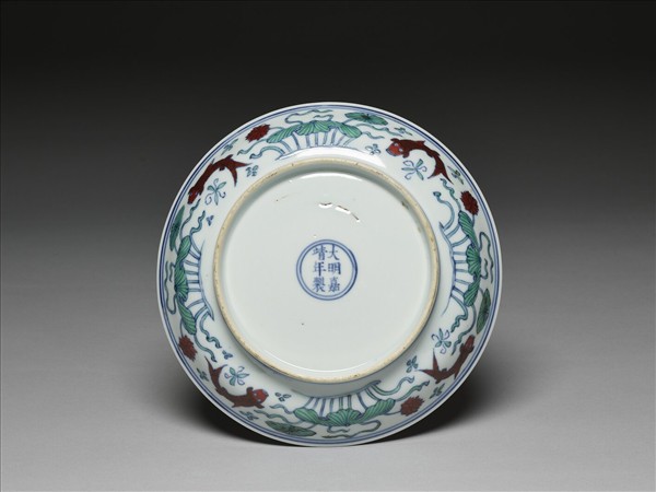 鬥彩蓮塘魚藻紋盤