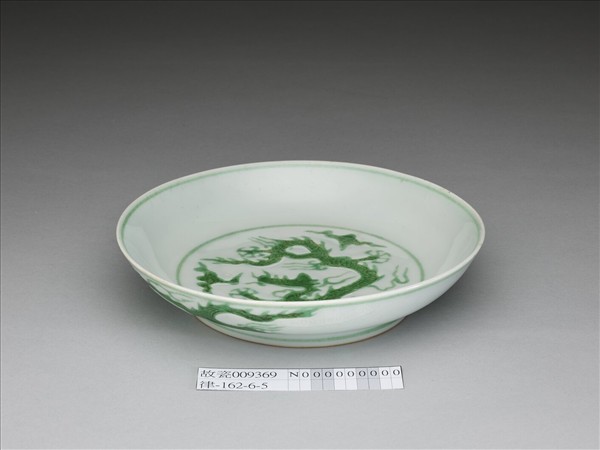白瓷綠彩雲龍紋盤