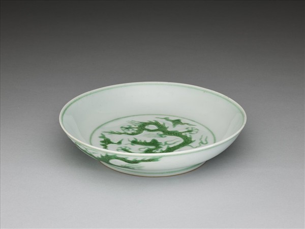 白瓷綠彩雲龍紋盤