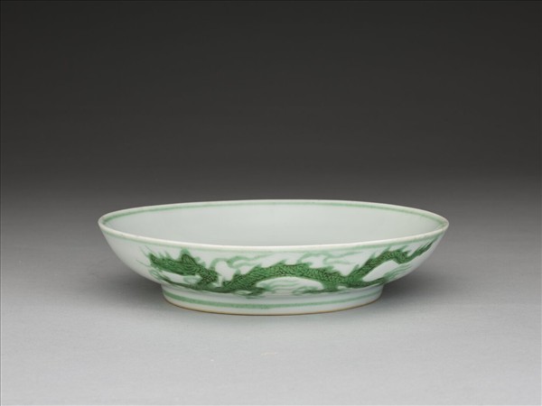 白瓷綠彩雲龍紋盤