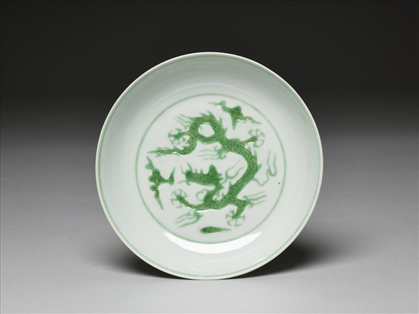 白瓷綠彩雲龍紋盤
