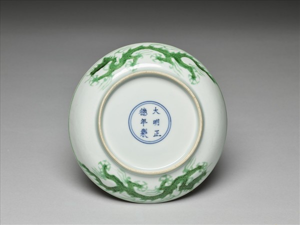 白瓷綠彩雲龍紋盤