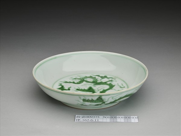 白瓷綠彩雲龍紋盤