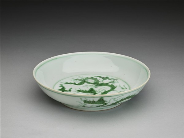 白瓷綠彩雲龍紋盤