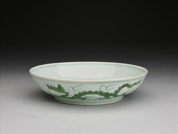 白瓷綠彩雲龍紋盤