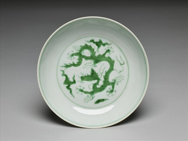 白瓷綠彩雲龍紋盤