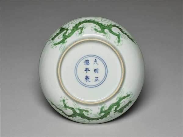 白瓷綠彩雲龍紋盤