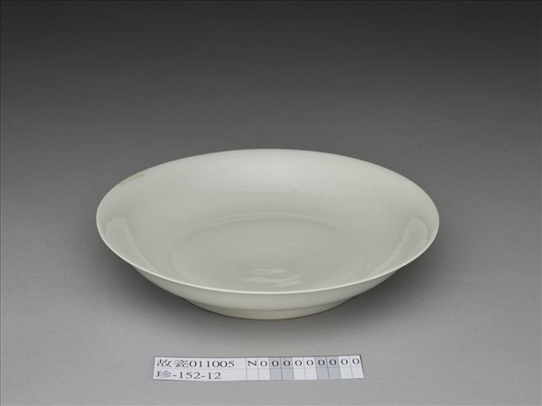 甜白半脫胎雲龍紋盤