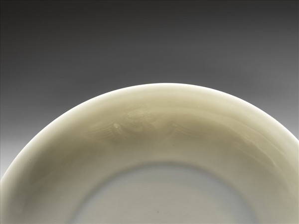 甜白半脫胎雲鳳紋盤