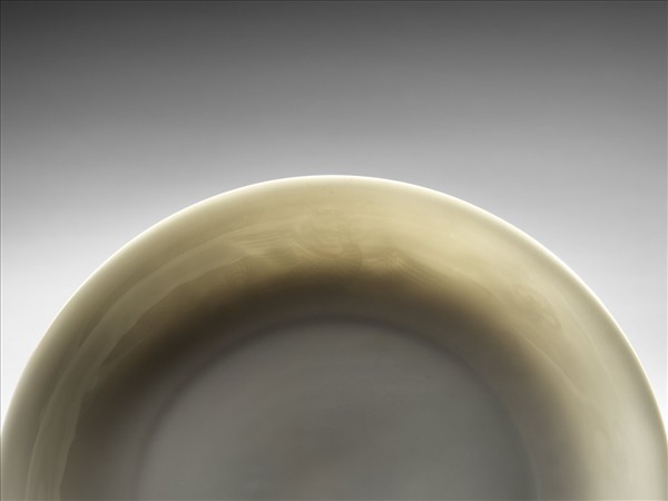 甜白半脫胎雲鳳紋盤