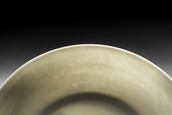 甜白半脫胎雲鳳紋盤