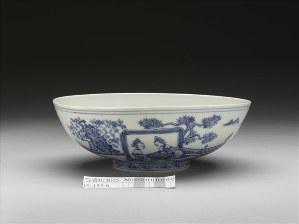 青花庭園仕女圖碗