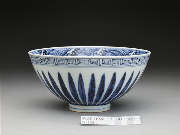 青花花卉紋蓮子碗