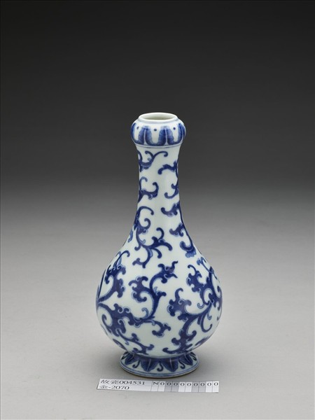 青花靈芝紋蒜頭瓶