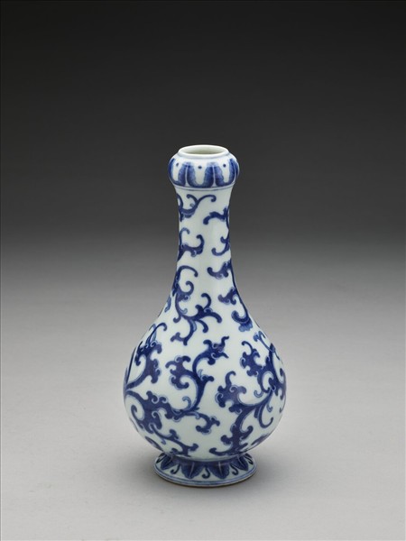 青花靈芝紋蒜頭瓶