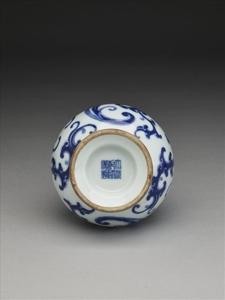 青花靈芝紋蒜頭瓶