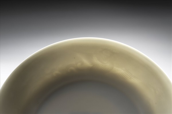 甜白半脫胎雲鳳紋盤