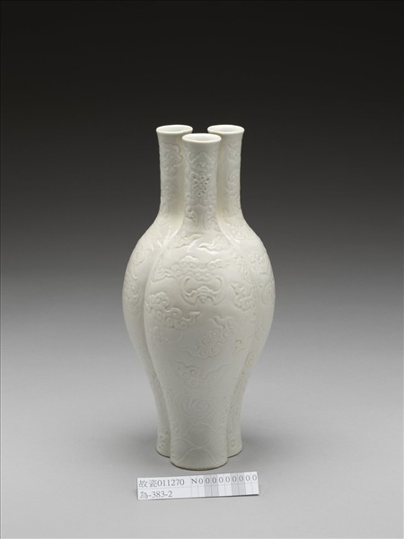 甜白釉雲蝠紋三連瓶