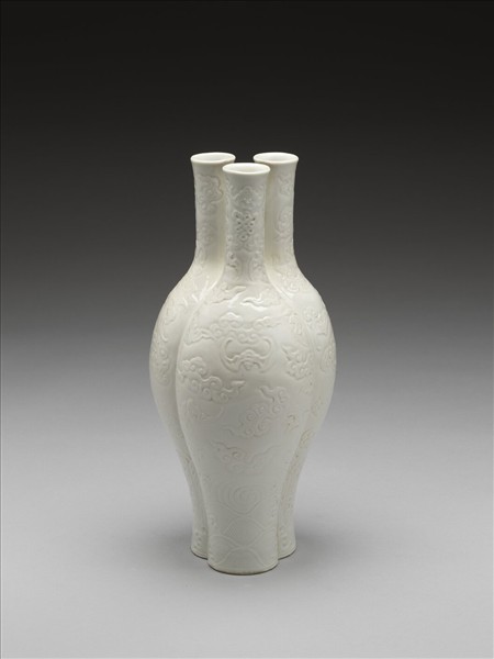 甜白釉雲蝠紋三連瓶