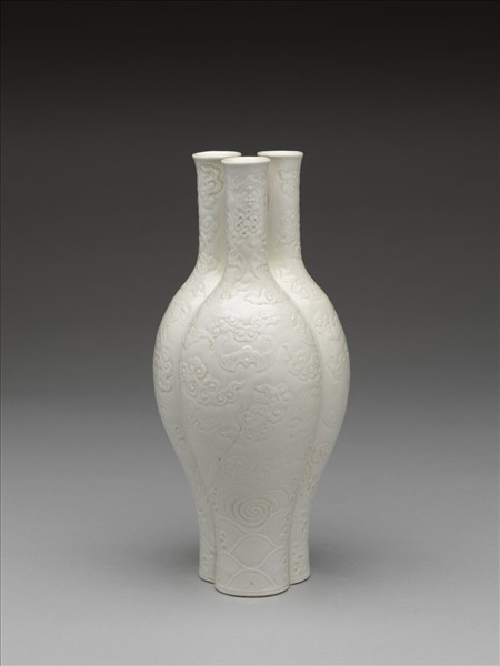 甜白釉雲蝠紋三連瓶