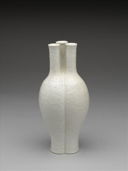 甜白釉雲蝠紋三連瓶