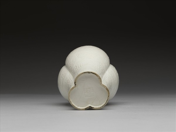 甜白釉雲蝠紋三連瓶