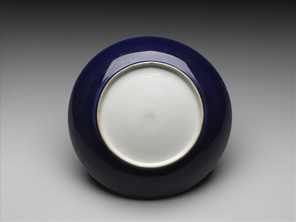 霽青釉暗龍紋盤