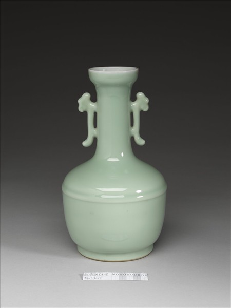 青瓷戟耳瓶