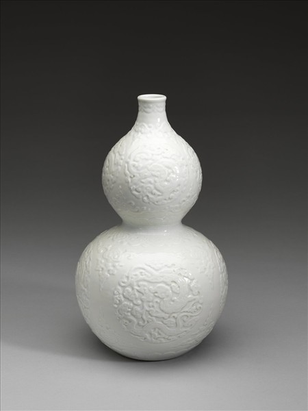 白瓷團螭紋葫蘆瓶