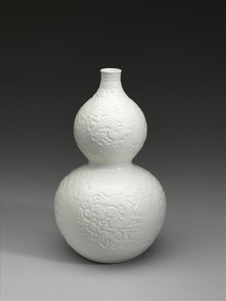 白瓷團螭紋葫蘆瓶