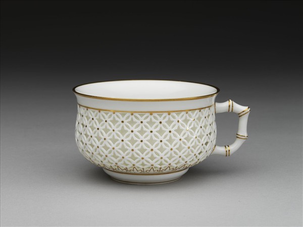 法國 塞弗爾窯 白瓷描金鏤空雕花茶杯