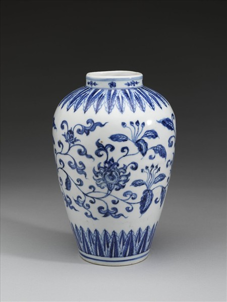 青花轉枝番蓮紋瓶