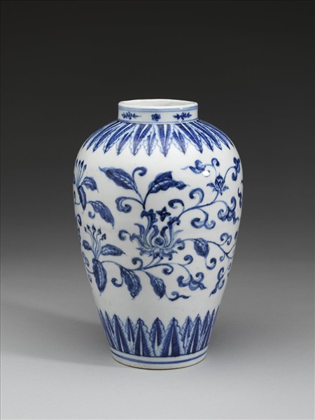 青花轉枝番蓮紋瓶