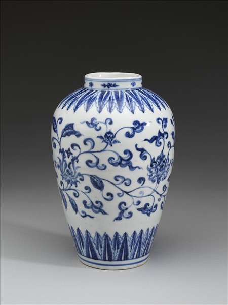 青花轉枝番蓮紋瓶