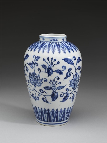 青花轉枝番蓮紋瓶