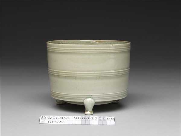 青白瓷弦紋三足爐