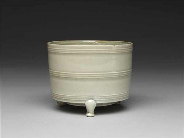 青白瓷弦紋三足爐