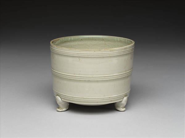 青白瓷弦紋三足爐