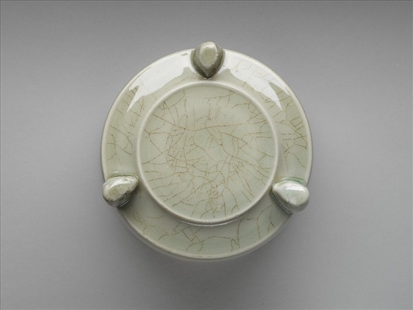 青白瓷弦紋三足爐