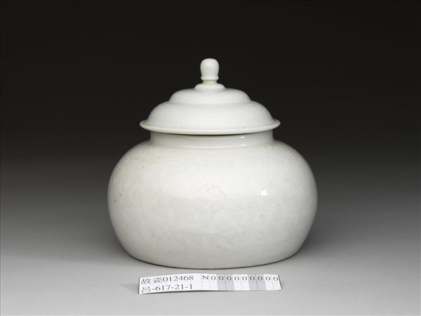 甜白釉劃花花卉紋蓋罐