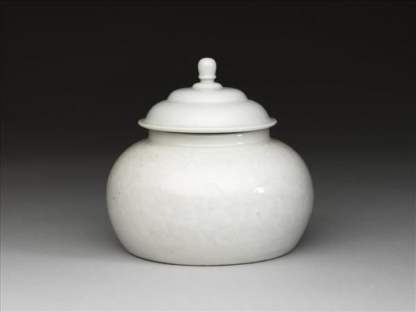 甜白釉劃花花卉紋蓋罐