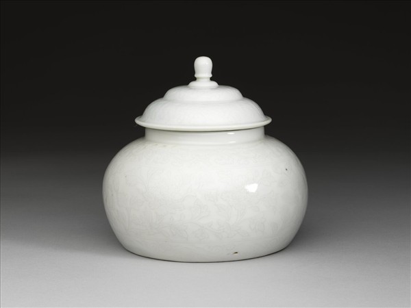 甜白釉劃花花卉紋蓋罐