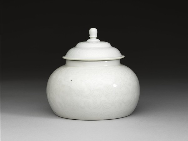 甜白釉劃花花卉紋蓋罐