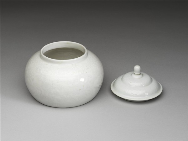 甜白釉劃花花卉紋蓋罐