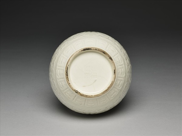 白瓷夔龍紋膽瓶