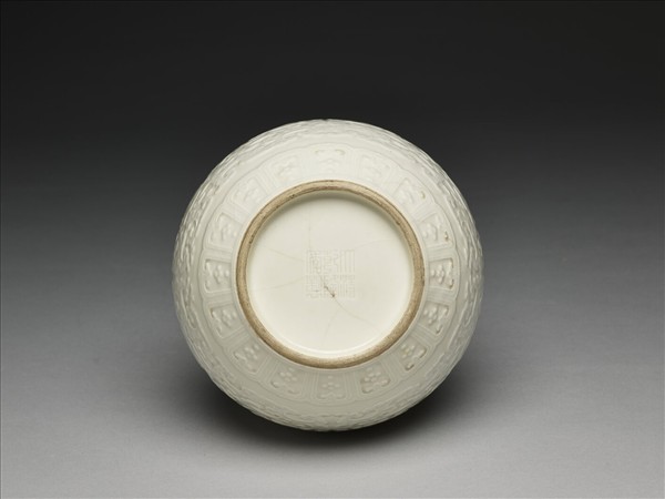 白瓷夔龍紋膽瓶